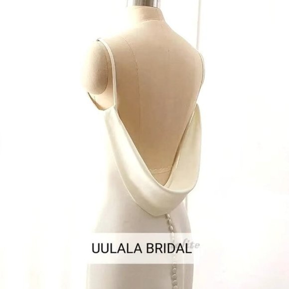 V Neck Mermaid Wedding Dress with Button back - Picture 4 of 16